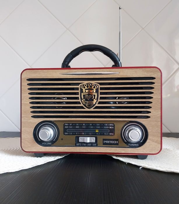 Radio Pritech vintage e mesa