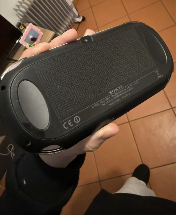 PSVita 1000 Wifi c/ Caixa, Grip e 8 Jogos
