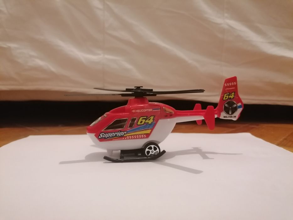 Helicóptero te brinquedo com rodas de fricção