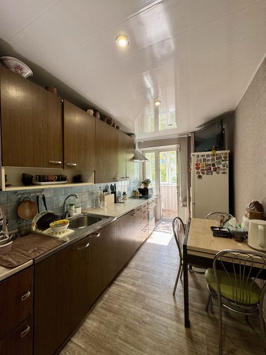 Продам 3к жм Красный Камень ул Савкина кирпичный дом