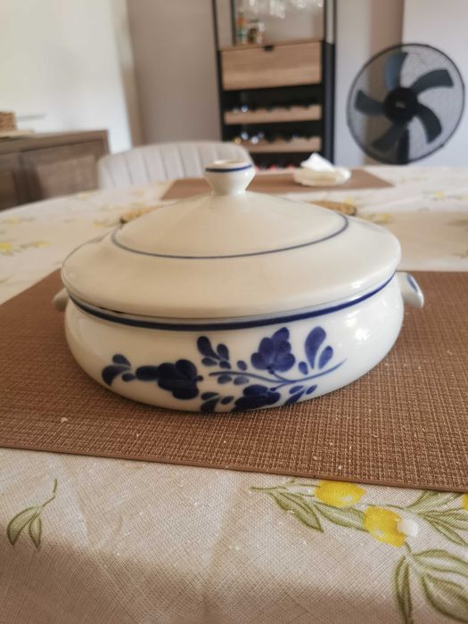 Terrina redonda em tons de azul pintada à mão