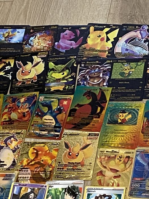 Karty Pokemon + nerka Pikaczu + etui