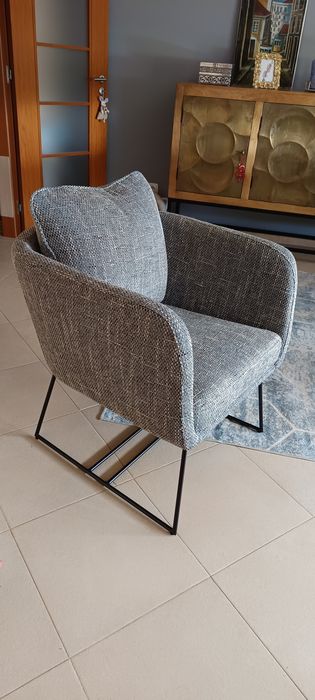 Cadeirão com pés em metal