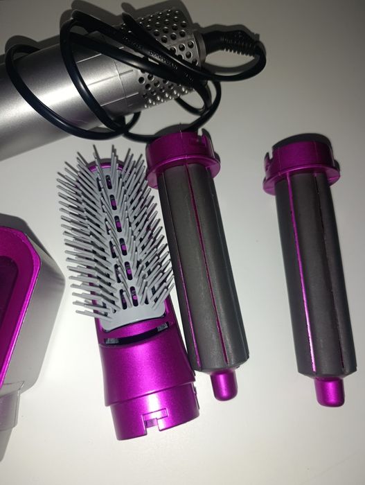 Secador de cabelo com vários acessórios.
