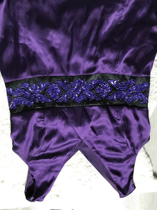 bonprix sukienka fioletowa midi elegancka koraliki ozdobami dekoltem