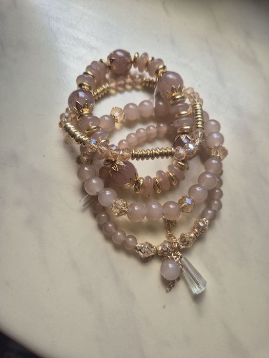 Śliczny zestaw 4 bransoletek.