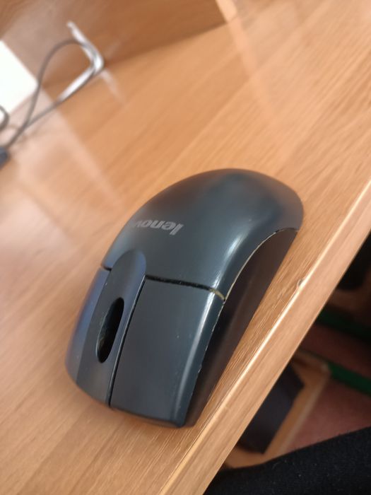 Fajna myszka bezprzewodowa Lenovo do negocjacji