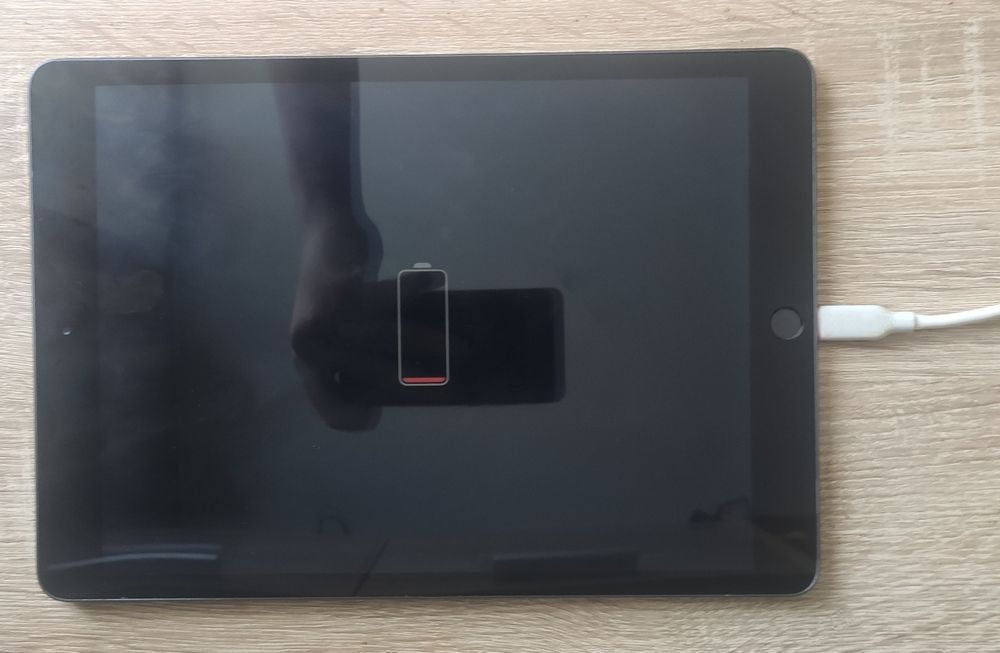 iPad 8 10.2" 2020 32GB (Дисплей целый, не включается)