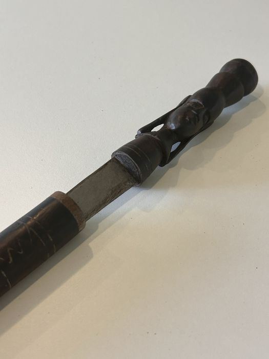 Adaga artesanal africana do Senegal com bainha esculpida – peça etn