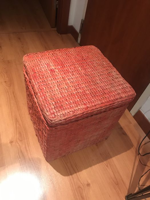 Puff em madeira revestido a rafia ( tem caixa para arrumacoes interior