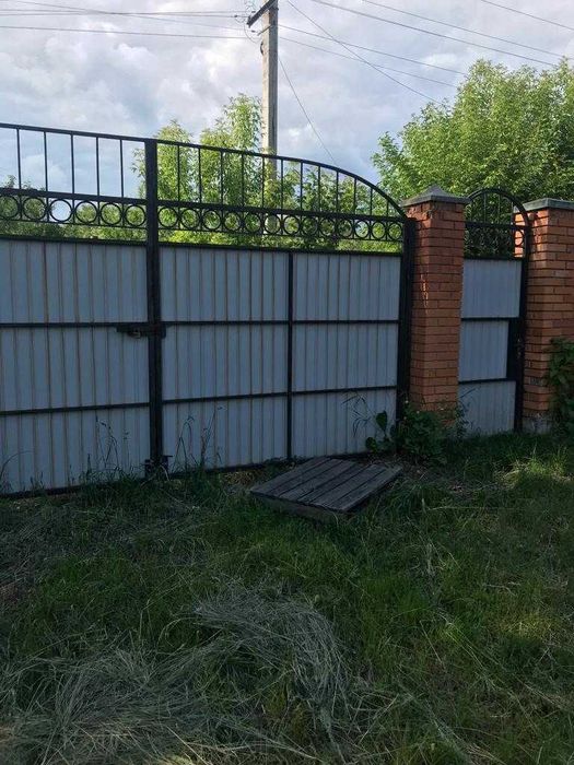 Цегляний будинок у селі Хлепча
