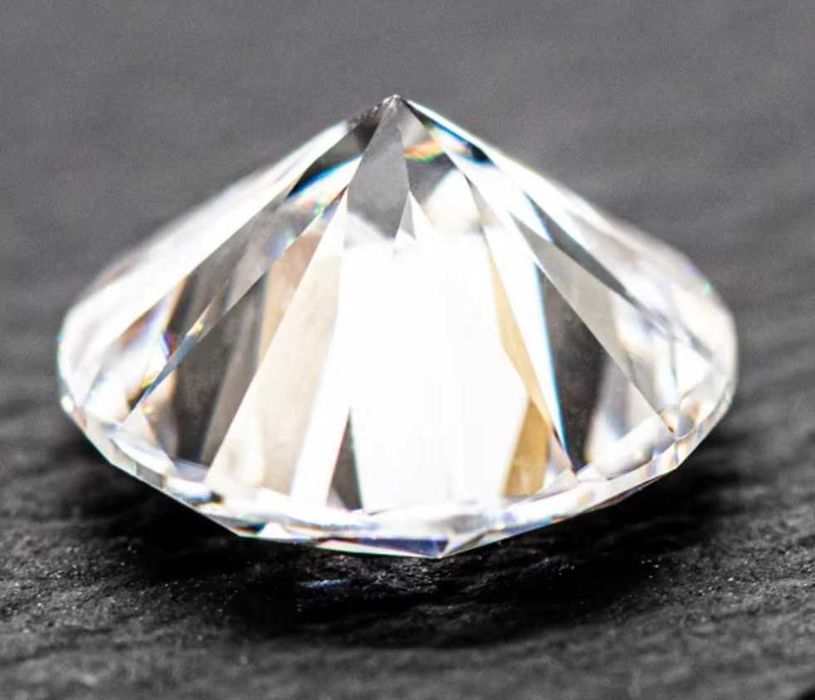 Moissanit 8mm (2ct) idealny zamiennik diamentu