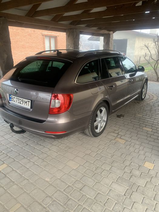 Шкода суперб 2011 року випуску дизель універсал шкіра алькантара