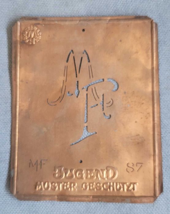 Szablony do haftowania monogramów.