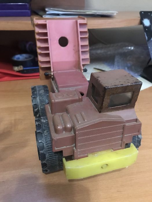 Самосвал і трактор