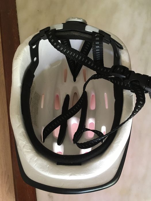 Proteções para patins/trotinetes/skate para crianças e capacete.