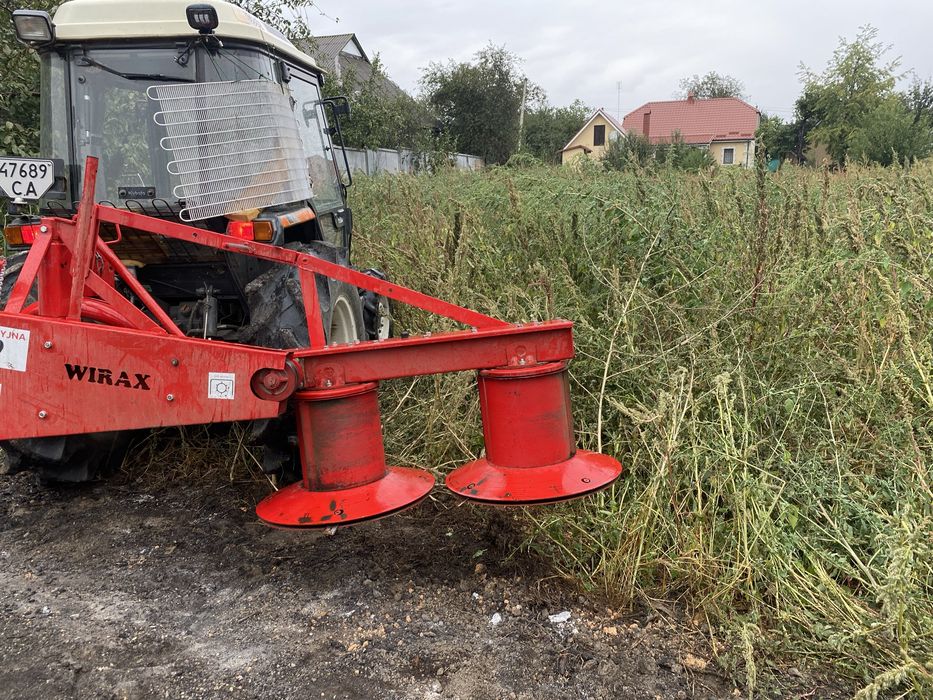 Кошу бурян, обкіс полів садків кукурудзи люцерни