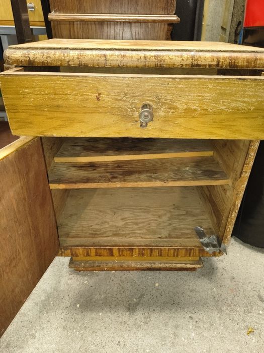 Stara szafka nocna do renowacji