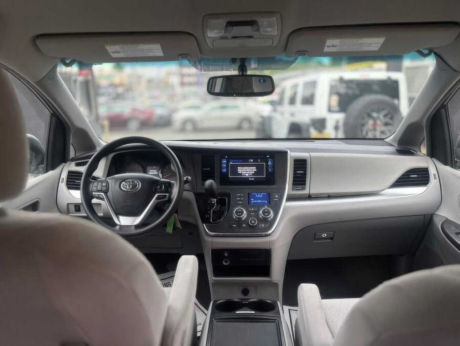 Toyota Sienna      2015