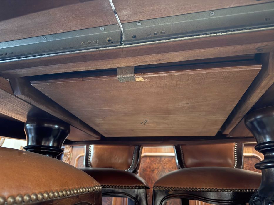 Sala de jantar clássica completa - mesa, 8 cadeiras e grande cristaleira