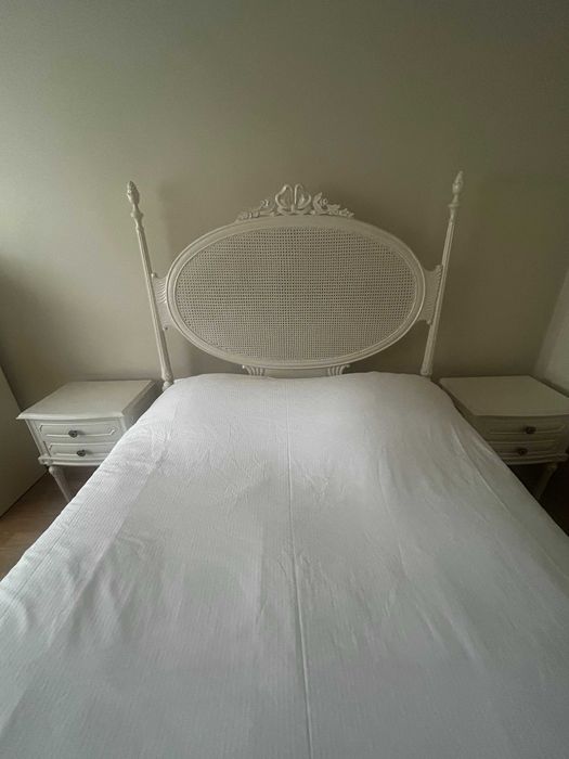 Cama D. Maria lacada com 2 mesinhas de cabeceira