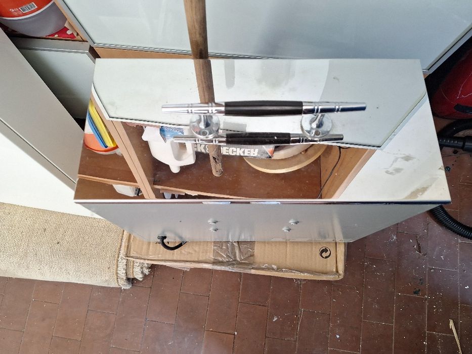 Máquina para engraxar e polir calçado