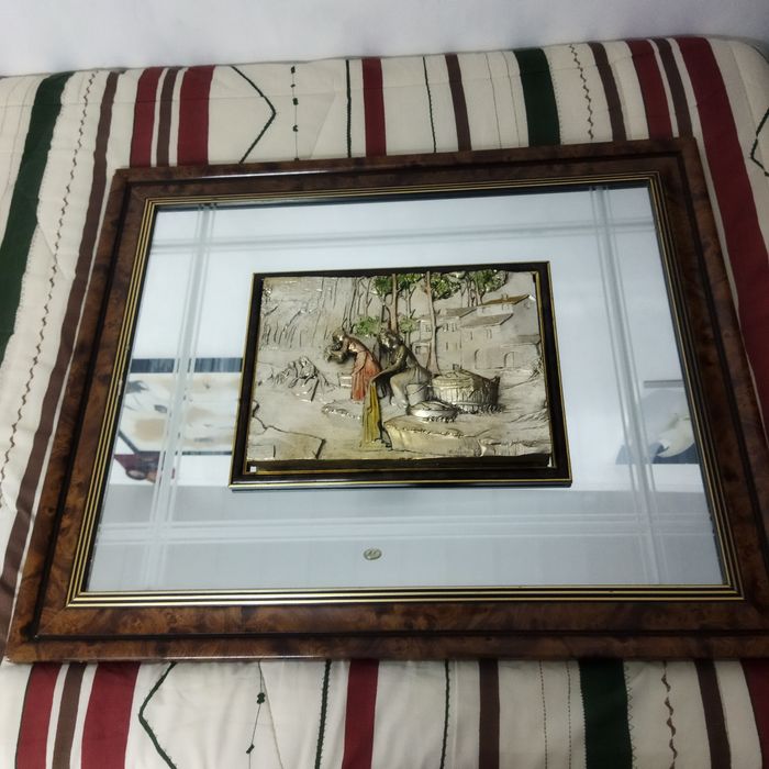 Quadro espalhado em relevo.