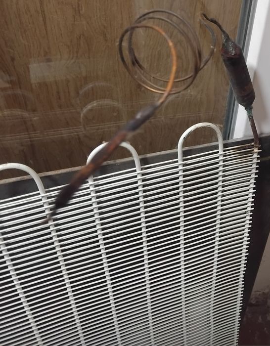 Продам решётку холодильника 214-6  EXQWISIT.