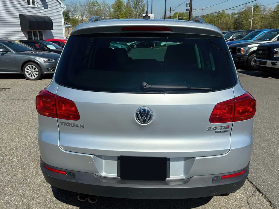 Volkswagen Tiguan Sport      2015