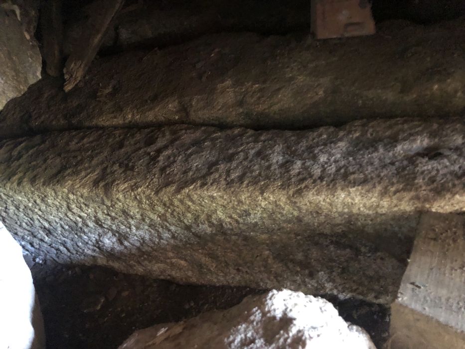 Vendo esteios de pedra