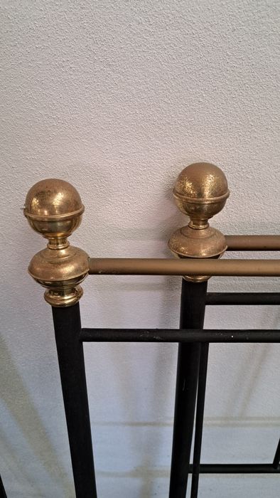 Cama antiga de ferro pintada