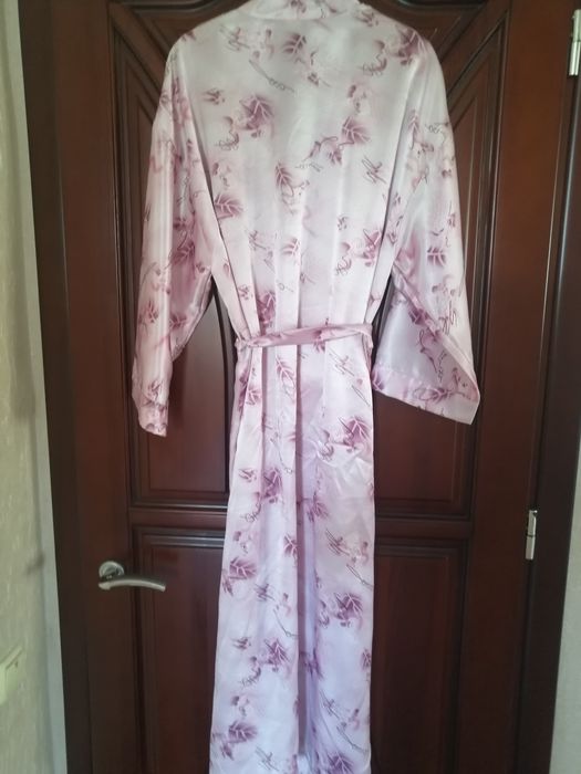 Халат длинный, большой.