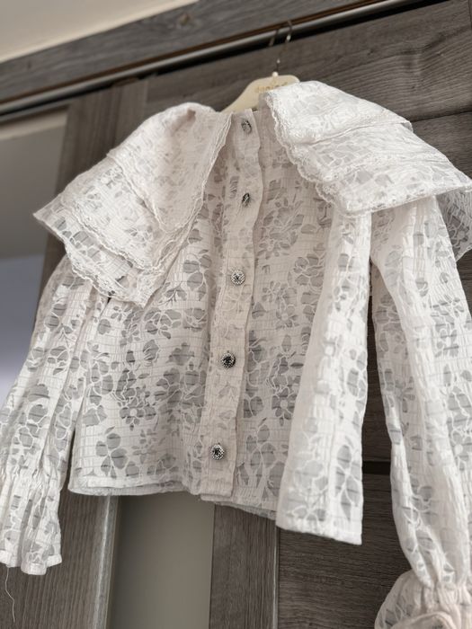 Біла блуза з мережива