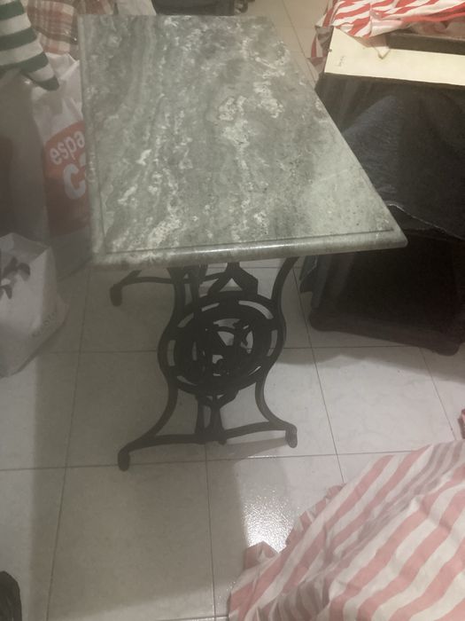 Mesa em mármore,  com estrutura de máquina de costura