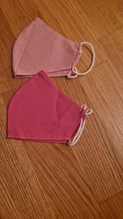 2 рожеві тканьові маски