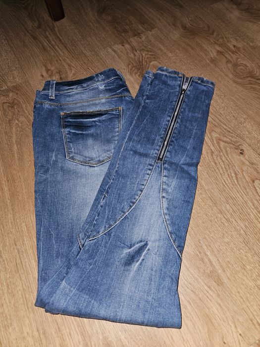 Jeansy z ozdobnymi zamkami