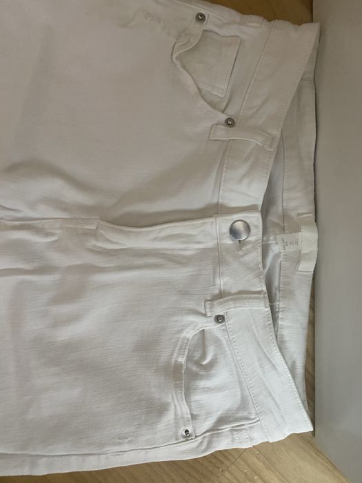 H&M biale jeansy z postrzępionymi nogawkami i przetarciami