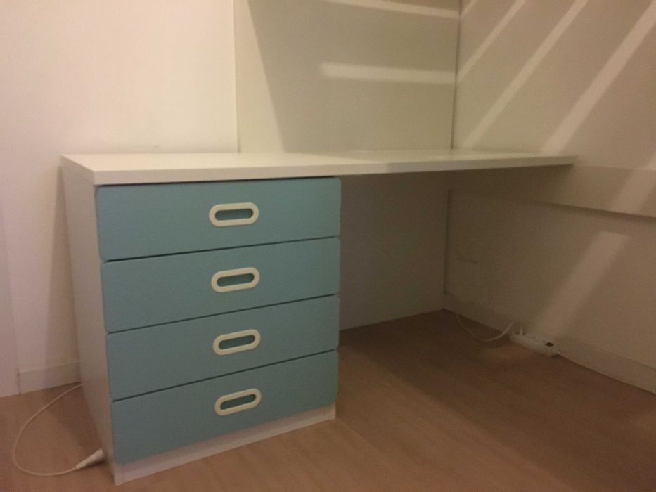 Cama Alta IKEA STUVA com Secretária, 4 Gavetas e Roupeiro – Branca