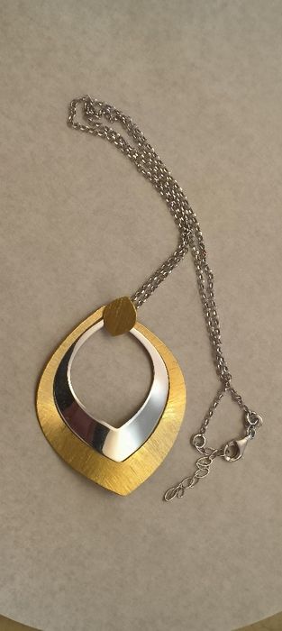 Colar moderno e elegante em prata