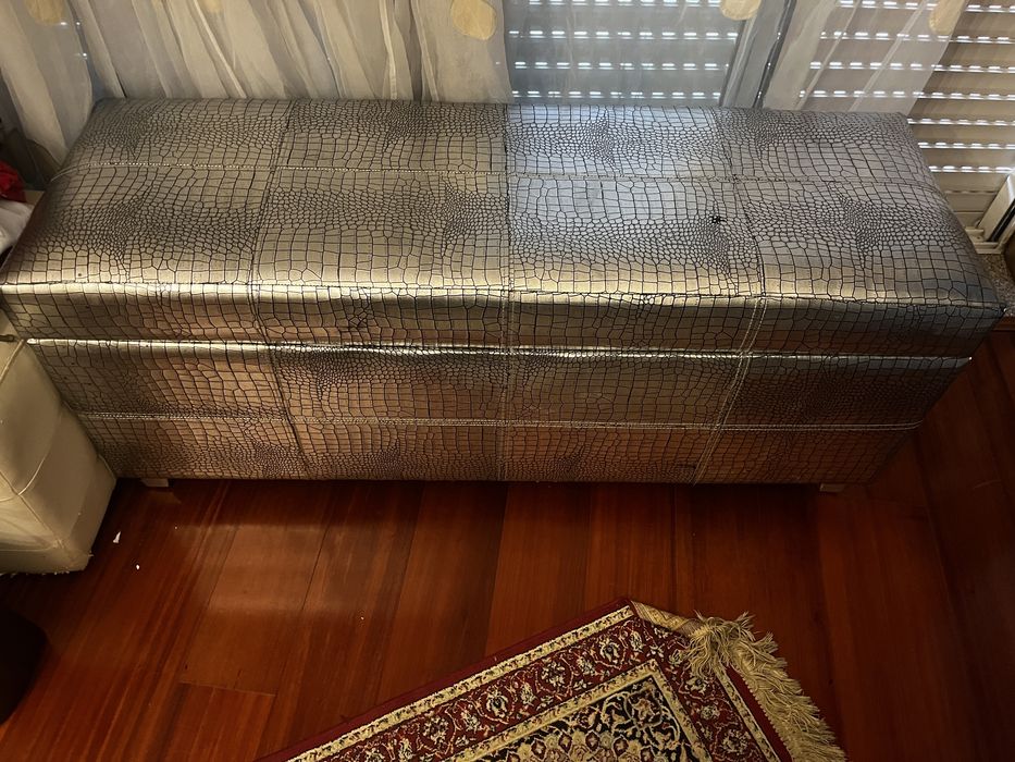 Baú / Banco de Arrumação Estofado Moderno – 120 cm