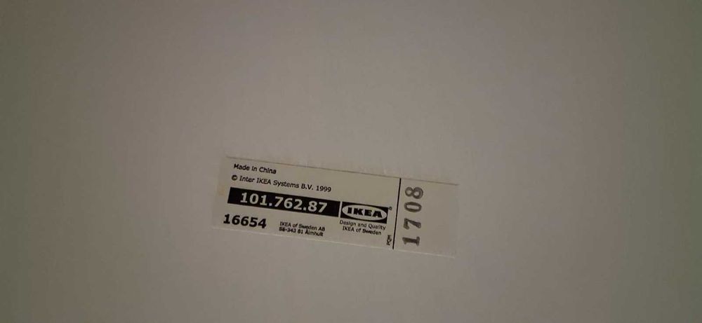 Mesa de centro da IKEA, cor branca, com prateleira inferior