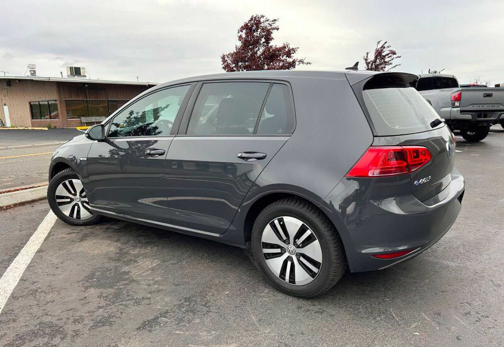 Volkswagen e-Golf SE      2016
