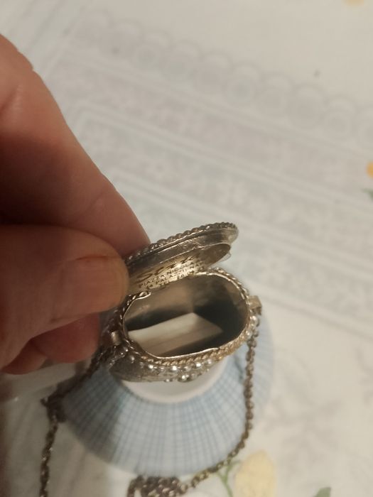 Piękny naszyjnik z kamieniami bomboniere