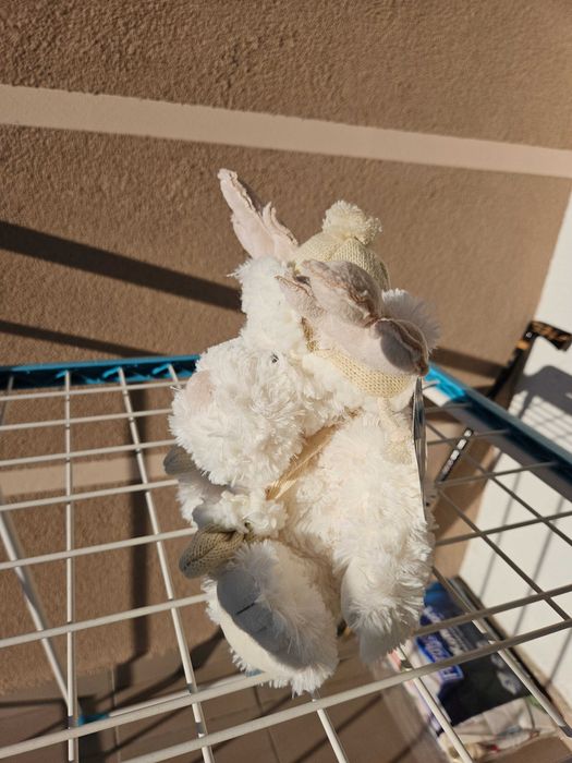 Mały renifer biały siedzący przytulanka