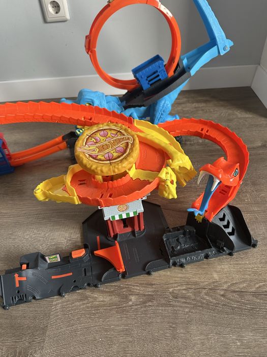 Hot wheels трек, кобра, динозавр