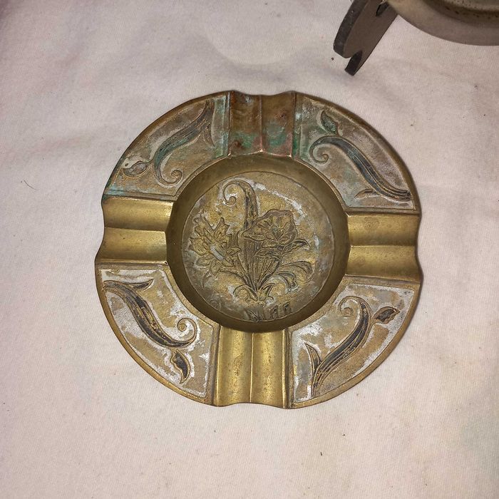 Conjunto de três cinzeiros