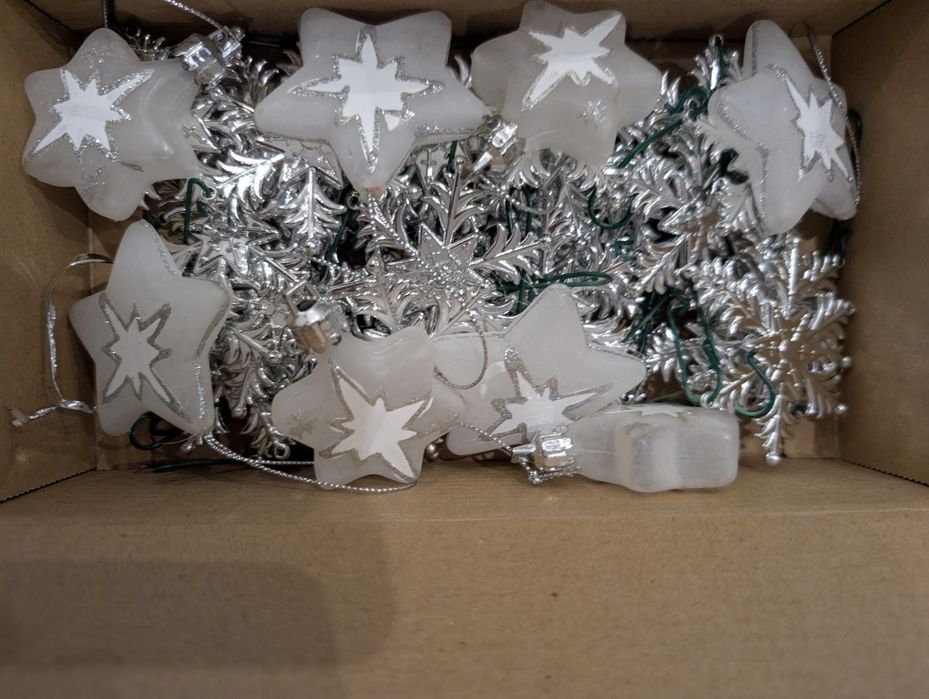 Enfeites de natal prateados e vermelhos com estrela topo árvore