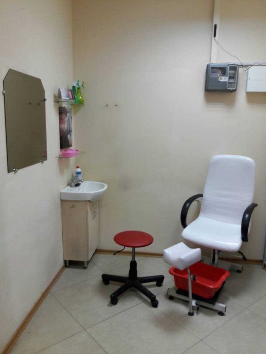 ТЕРМІНОВО  Продається діюча перукарня «Pin-Up» біля метро Дарниця.