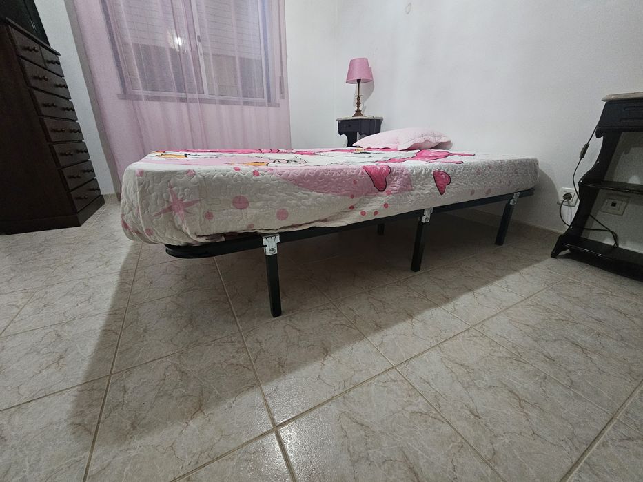 Vendo mobília de quarto com Duas camas.