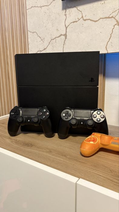 PS4 500GB + 2 Comandos
